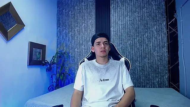 Snapshot of Mike_0233_ chatting on October 16, 2025, 4:43 am Mike 0233 online show from October 16, 2025, 4:43 am