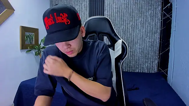 Snapshot of Mike_0233_ chatting on November 13, 2025, 5:22 am Mike 0233 online show from November 13, 2025, 5:22 am