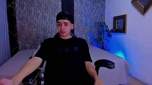 Snapshot of Mike_0233_ chatting on October 11, 2025, 4:13 am Mike 0233 online show from October 11, 2025, 4:13 am