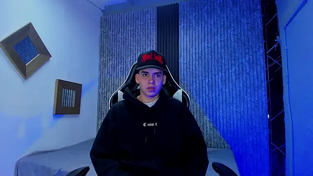 Snapshot of Mike_0233_ chatting on December 2, 2025, 4:25 am Mike 0233 online show from December 2, 2025, 4:25 am