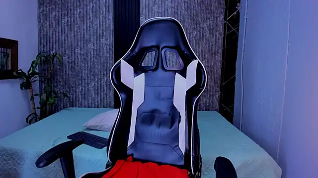 Snapshot of Mike_0233_ chatting on October 10, 2025, 4:02 am Mike 0233 online show from October 10, 2025, 4:02 am