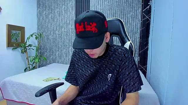 Snapshot of Mike_0233_ chatting on November 5, 2025, 5:32 am Mike 0233 online show from November 5, 2025, 5:32 am