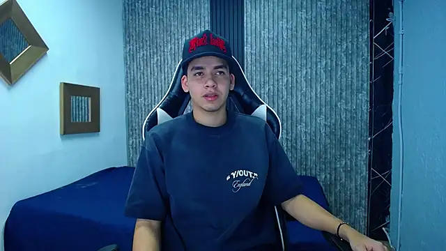 Snapshot of Mike_0233_ chatting on November 28, 2025, 4:12 am Mike 0233 online show from November 28, 2025, 4:12 am