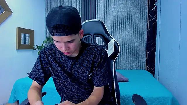 Snapshot of Mike_0233_ chatting on October 31, 2025, 4:20 am Mike 0233 online show from October 31, 2025, 4:20 am