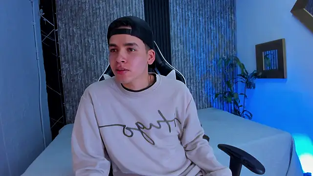 Snapshot of Mike_0233_ chatting on October 8, 2025, 4:47 am Mike 0233 online show from October 8, 2025, 4:47 am