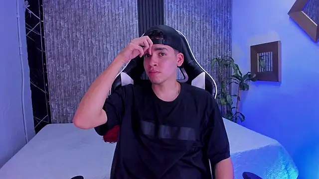 Snapshot of Mike_0233_ chatting on October 15, 2025, 4:22 am Mike 0233 online show from October 15, 2025, 4:22 am