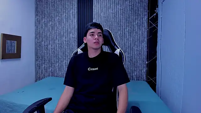 Snapshot of Mike_0233_ chatting on November 27, 2025, 4:35 am Mike 0233 online show from November 27, 2025, 4:35 am