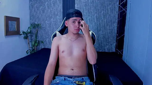 Snapshot of Mike_0233_ chatting on October 23, 2025, 4:11 am Mike 0233 online show from October 23, 2025, 4:11 am