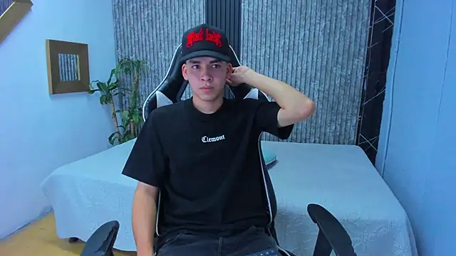 Snapshot of Mike_0233_ chatting on November 1, 2025, 4:41 am Mike 0233 online show from November 1, 2025, 4:41 am