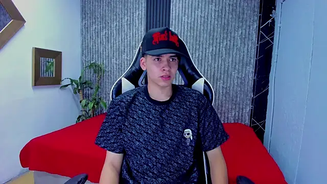 Snapshot of Mike_0233_ chatting on November 18, 2025, 3:54 am Mike 0233 online show from November 18, 2025, 3:54 am