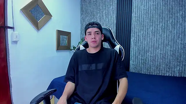 Snapshot of Mike_0233_ chatting on October 29, 2025, 4:22 am Mike 0233 online show from October 29, 2025, 4:22 am