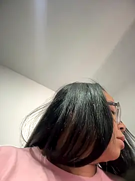 Snapshot of XMara chatting on October 28, 2025, 6:51 pm XMara online show from October 28, 2025, 6:51 pm