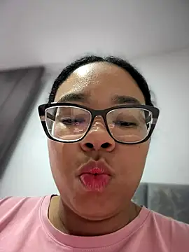 Snapshot of XMara chatting on October 20, 2025, 4:29 pm XMara online show from October 20, 2025, 4:29 pm