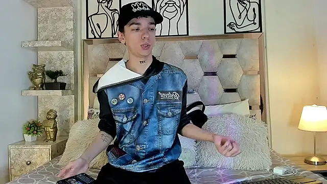 SexyJuliii21 online show from October 13, 2025, 8:43 pm