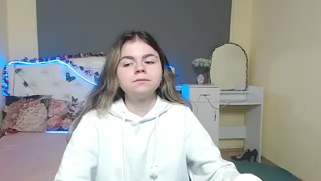 TinaRedly online show from May 3, 2026, 5:12 am