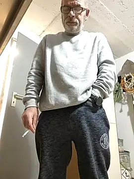 Snapshot of bottomhairy chatting on February 11, 2026, 5:13 pm bottomhairy online show from February 11, 2026, 5:13 pm