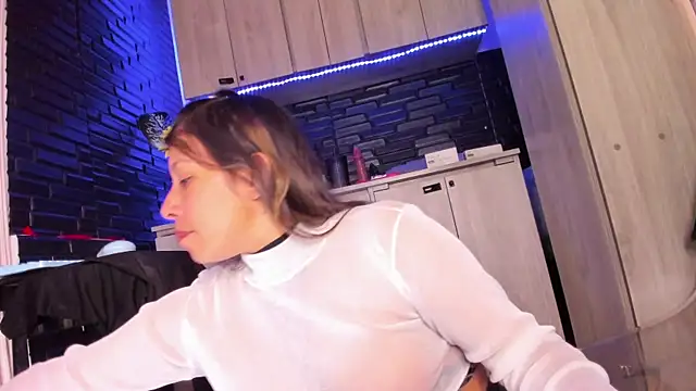 Snapshot of LaureenHills chatting on November 11, 2025, 9:42 pm LaureenHills online show from November 11, 2025, 9:42 pm