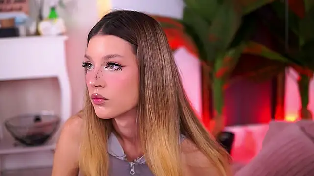 EvaWarenn online show from October 23, 2025, 10:36 am