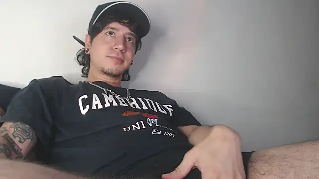 Snapshot of AndyBetti chatting on December 3, 2025, 1:50 am AndyBetti online show from December 3, 2025, 1:50 am