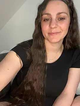 Snapshot of Loella-Rose chatting on April 28, 2026, 8:35 pm Loella-Rose online show from April 28, 2026, 8:35 pm