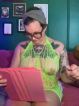 quinnmariexo online show from August 4, 2026, 9:30 pm
