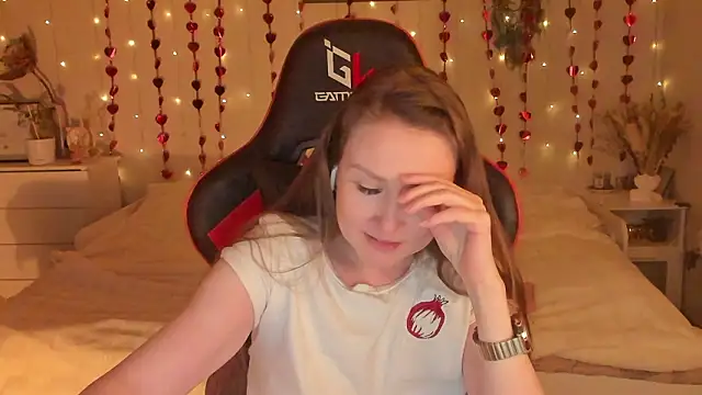 desperatehousewife   online show from February 13, 2026, 7:03 pm