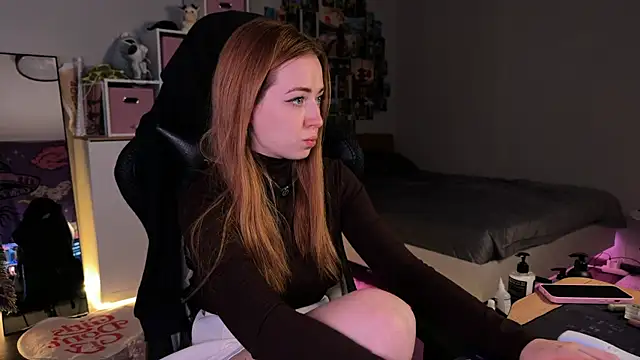 LinaWitch online show from November 21, 2025, 1:43 pm