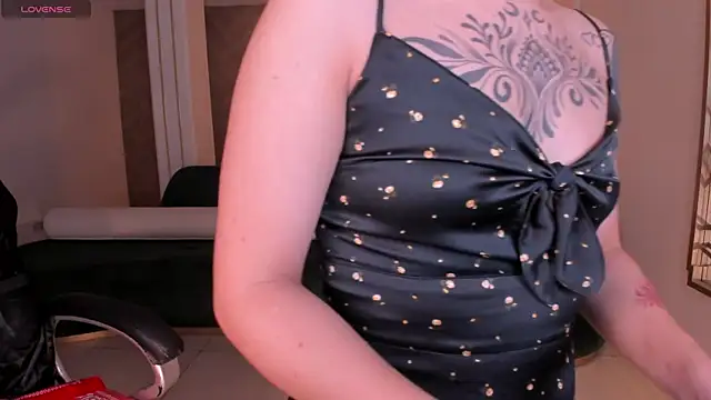 Snapshot of MollySundersX chatting on June 26, 2026, 8:14 pm MollySundersX online show from June 26, 2026, 8:14 pm