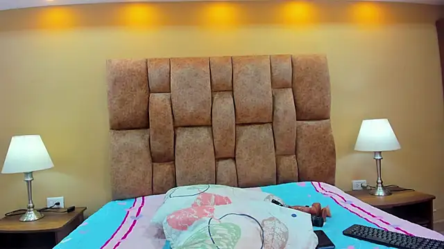 MiiaHot online show from December 4, 2025, 8:52 pm