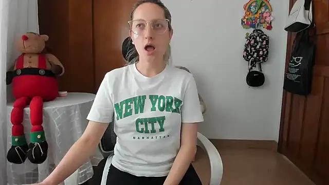 Snapshot of Adele_johnsonn1 chatting on May 28, 2026, 7:53 pm Adele johnsonn1 online show from May 28, 2026, 7:53 pm