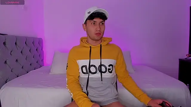 Snapshot of Valerio_James7 chatting on March 14, 2025, 4:10 am Valerio James7 online show from March 14, 2025, 4:10 am