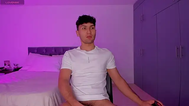 Snapshot of Valerio_James7 chatting on February 3, 2025, 11:36 pm Valerio James7 online show from February 3, 2025, 11:36 pm