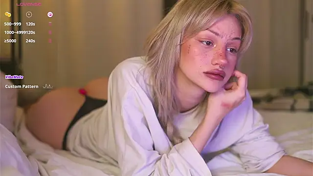 BabeHolly online show from October 26, 2025, 9:59 pm