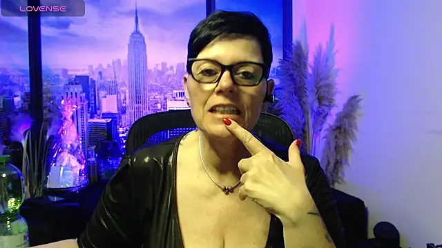 ninarandmann online show from May 3, 2026, 3:48 pm
