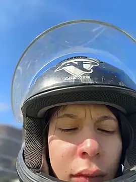 Snapshot of Bonniepark chatting on October 9, 2025, 12:38 pm Bonniepark online show from October 9, 2025, 12:38 pm