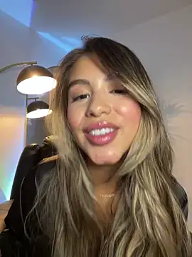 Snapshot of _laura_02 chatting on March 1, 2025, 1:00 am laura 02 online show from March 1, 2025, 1:00 am
