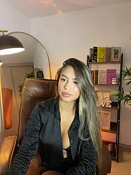 Snapshot of _laura_02 chatting on March 21, 2025, 3:35 pm laura 02 online show from March 21, 2025, 3:35 pm