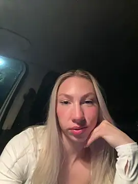 Snapshot of LuisaBecker chatting on February 16, 2025, 6:32 pm LuisaBecker online show from February 16, 2025, 6:32 pm