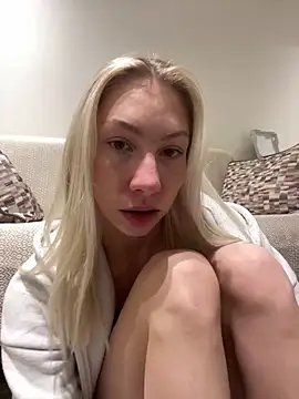 Snapshot of LuisaBecker chatting on January 2, 2025, 6:34 pm LuisaBecker online show from January 2, 2025, 6:34 pm