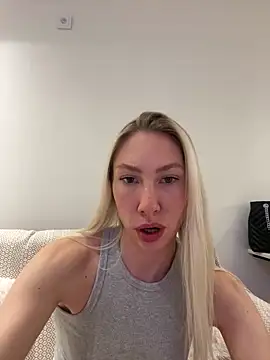 Snapshot of LuisaBecker chatting on February 27, 2025, 7:26 pm LuisaBecker online show from February 27, 2025, 7:26 pm