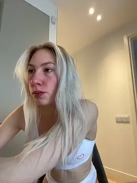 Snapshot of LuisaBecker chatting on March 22, 2025, 1:30 pm LuisaBecker online show from March 22, 2025, 1:30 pm
