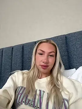 Snapshot of LuisaBecker chatting on December 25, 2024, 6:20 am LuisaBecker online show from December 25, 2024, 6:20 am