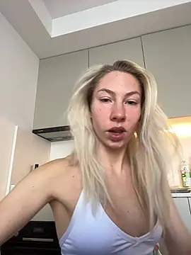 Snapshot of LuisaBecker chatting on January 29, 2025, 8:18 am LuisaBecker online show from January 29, 2025, 8:18 am