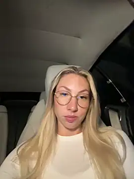 Snapshot of LuisaBecker chatting on October 16, 2025, 5:32 pm LuisaBecker online show from October 16, 2025, 5:32 pm