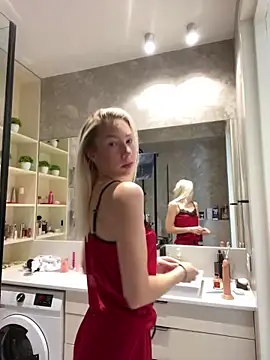 Snapshot of LuisaBecker chatting on January 14, 2025, 8:31 am LuisaBecker online show from January 14, 2025, 8:31 am