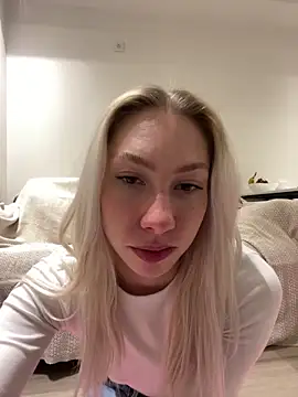 Snapshot of LuisaBecker chatting on February 10, 2025, 3:10 pm LuisaBecker online show from February 10, 2025, 3:10 pm
