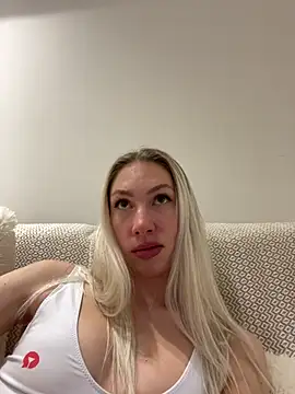 Snapshot of LuisaBecker chatting on February 28, 2025, 9:12 pm LuisaBecker online show from February 28, 2025, 9:12 pm