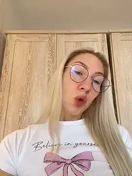 Snapshot of LuisaBecker chatting on December 12, 2024, 11:39 am LuisaBecker online show from December 12, 2024, 11:39 am