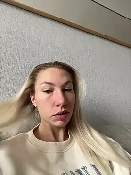 Snapshot of LuisaBecker chatting on January 7, 2025, 9:40 am LuisaBecker online show from January 7, 2025, 9:40 am