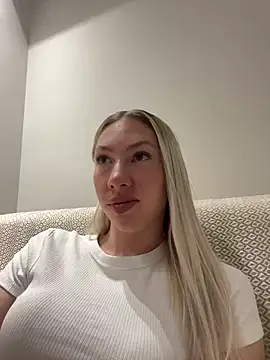 Snapshot of LuisaBecker chatting on February 26, 2025, 6:37 pm LuisaBecker online show from February 26, 2025, 6:37 pm